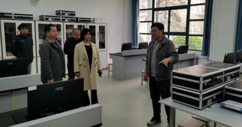 咸阳汇丰人才科技有限公司与陕西服装工程学院正式签署校企合作协议(图3)